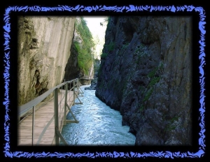 Holzsteg in der Aareschlucht Holzsteg in der Aareschlucht