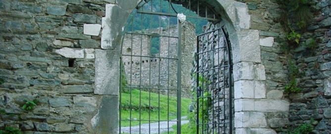 Eingang zum Castello Mesocco
