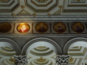 Pauluskirche mit Papstbildern