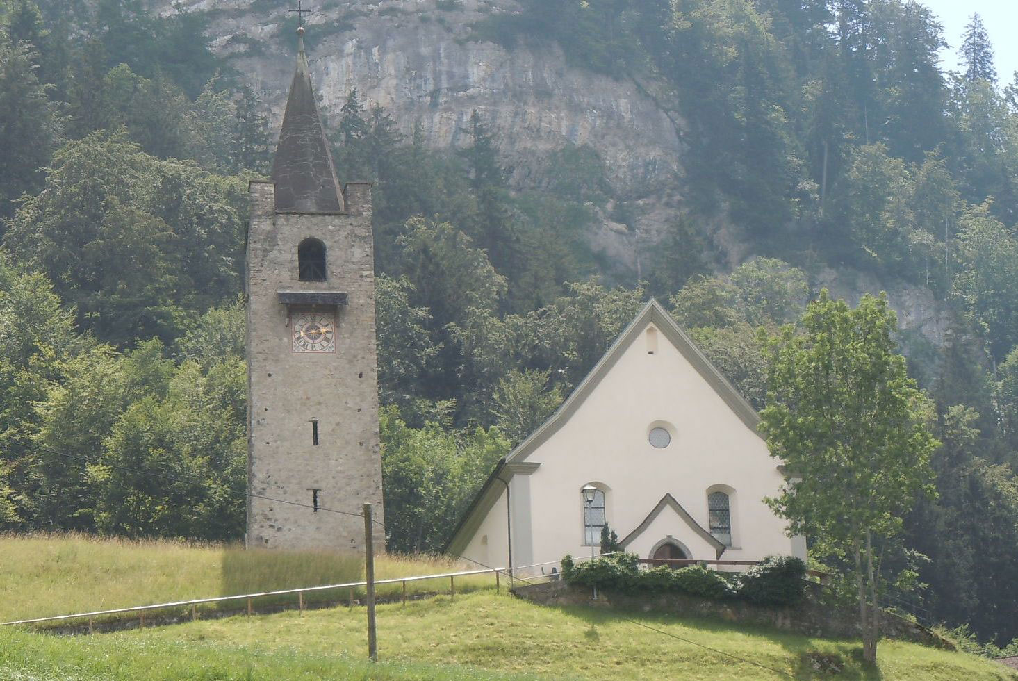 Die Kapelle Von St. Niklausen Und Der Glockenturm