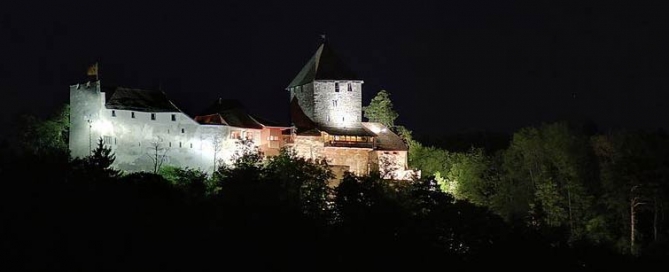 Burg Hohenklingen mit Nachtbeleuchtung